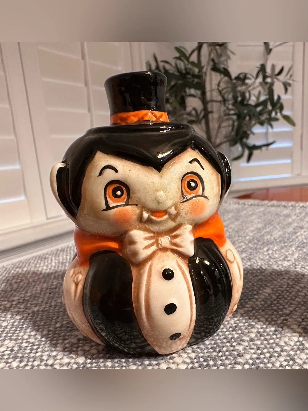 Design Johanna Parker Salt & Papper Shakers  Vampire Figurine Halloween